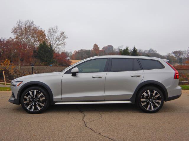Used 2025 Volvo V60 B5 Cross Country Ultra w/ Climate Package image 11