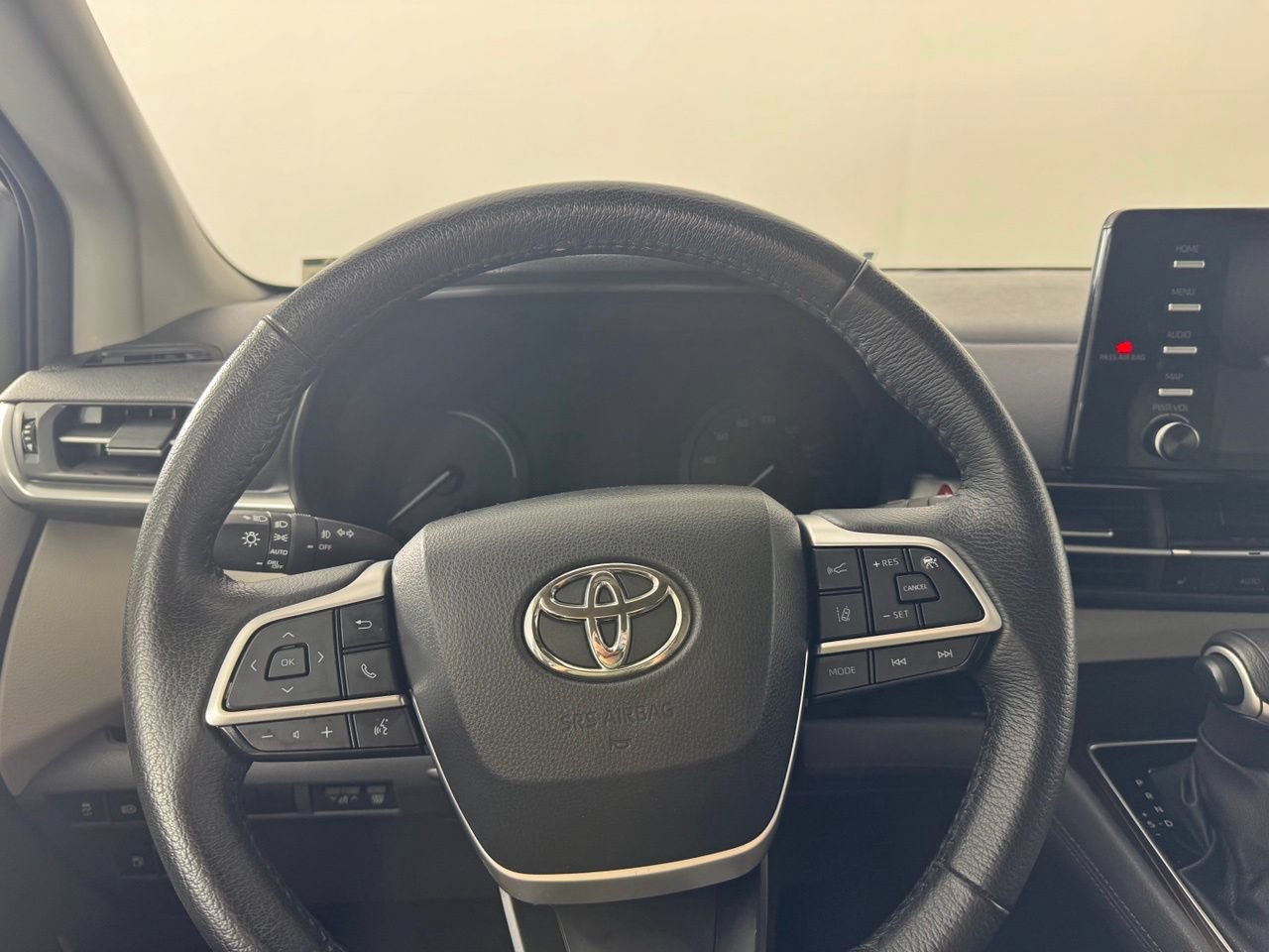 Used 2023 Toyota Sienna XLE FWD image 14