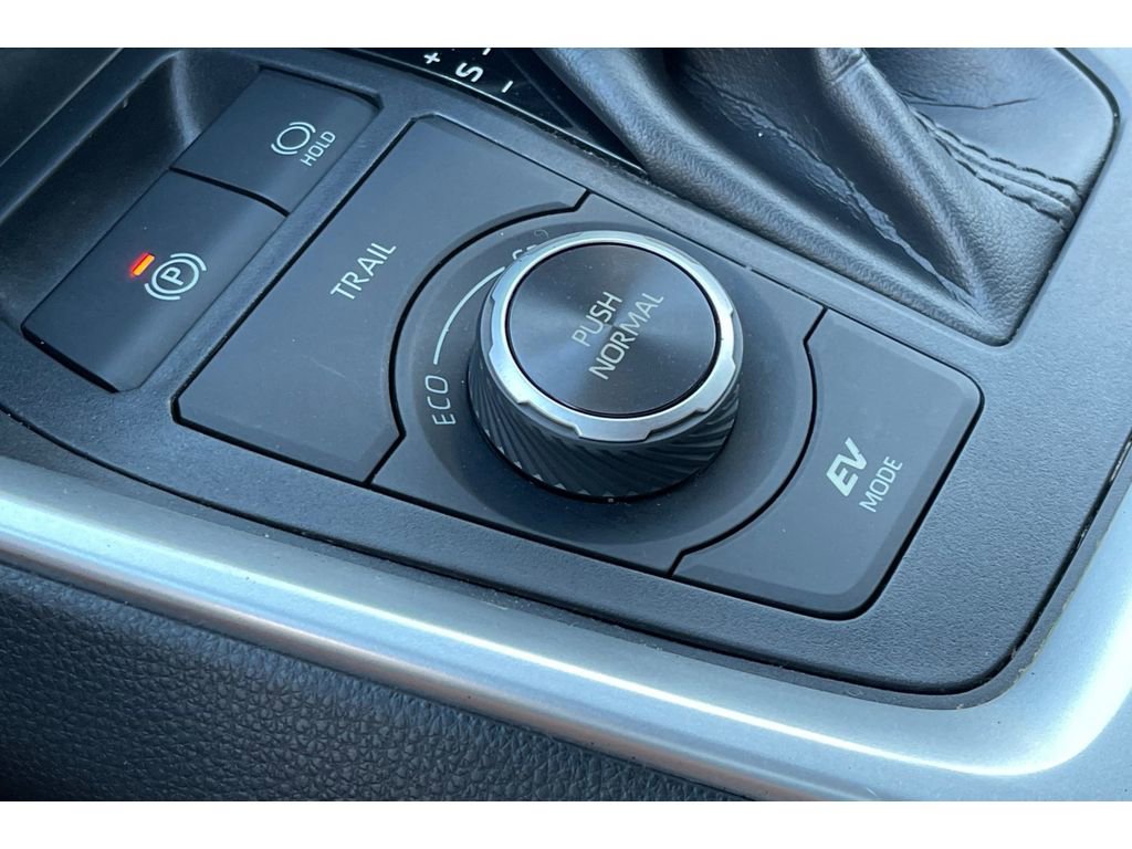 Used 2021 Toyota RAV4 XLE w/ Convenience Package image 32