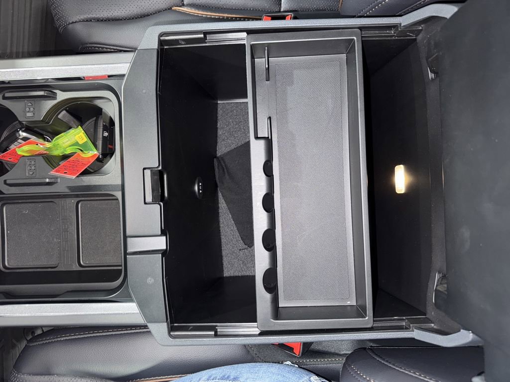 Used 2025 Ford F250 Lariat w/ Chrome Package image 32