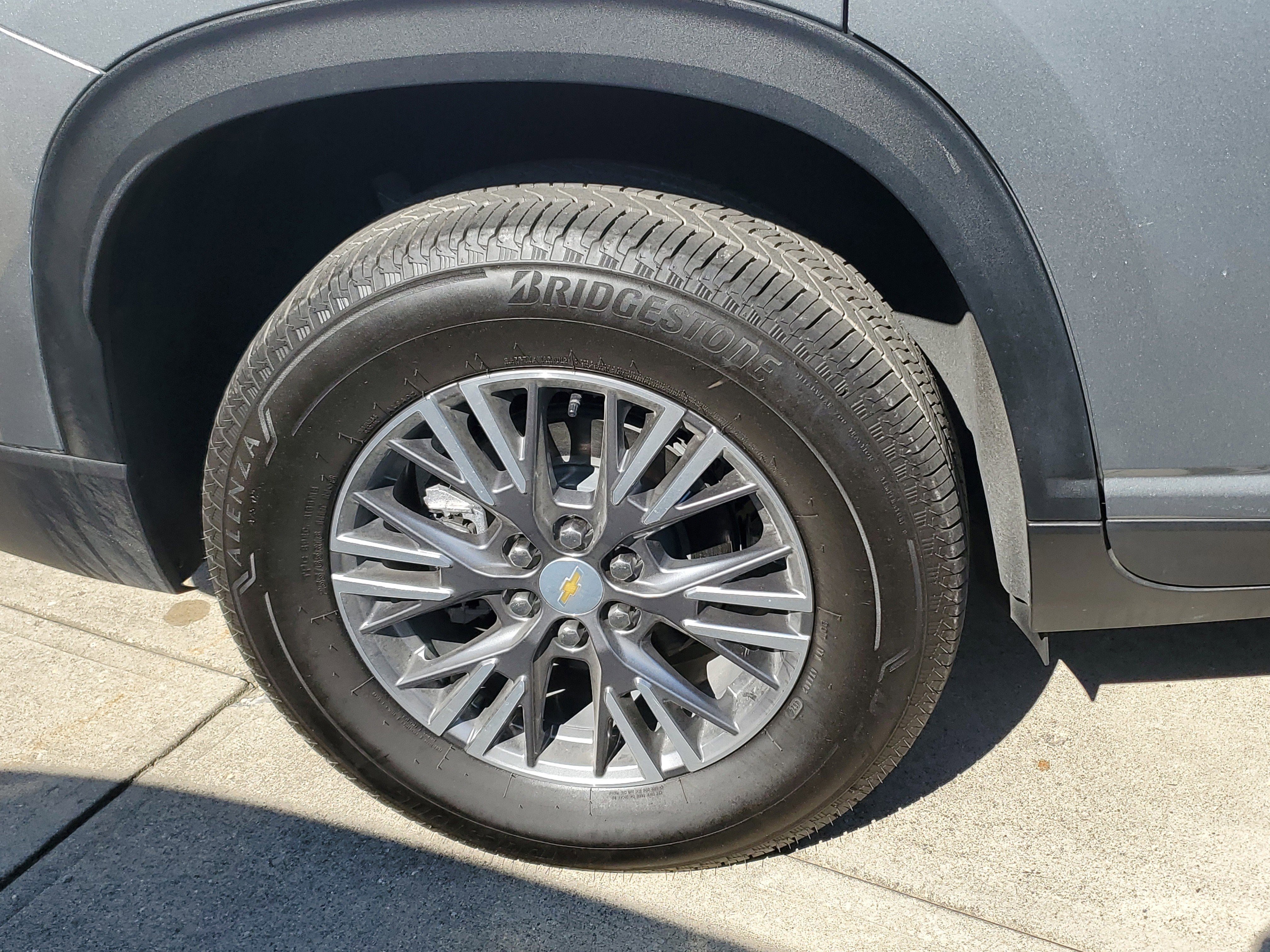 Used 2025 Chevrolet Traverse LT image 6