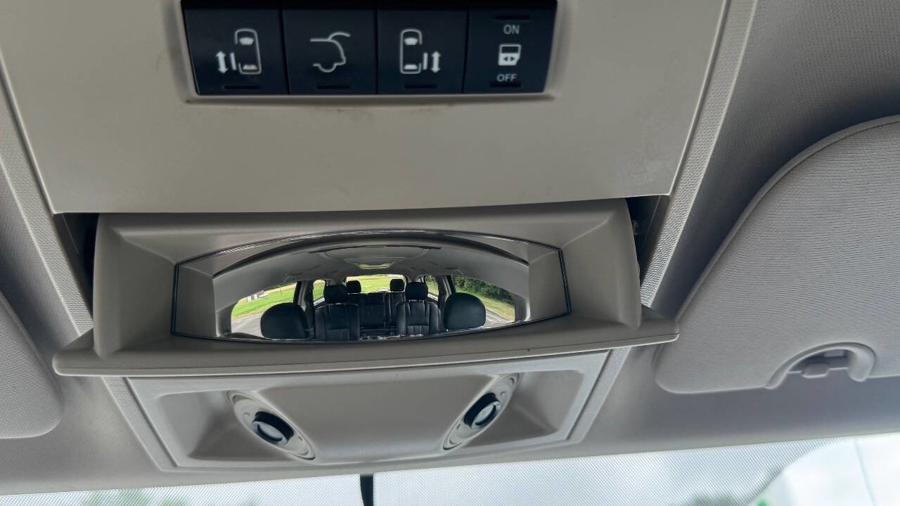 Used 2016 Chrysler Town & Country Touring FWD image 21