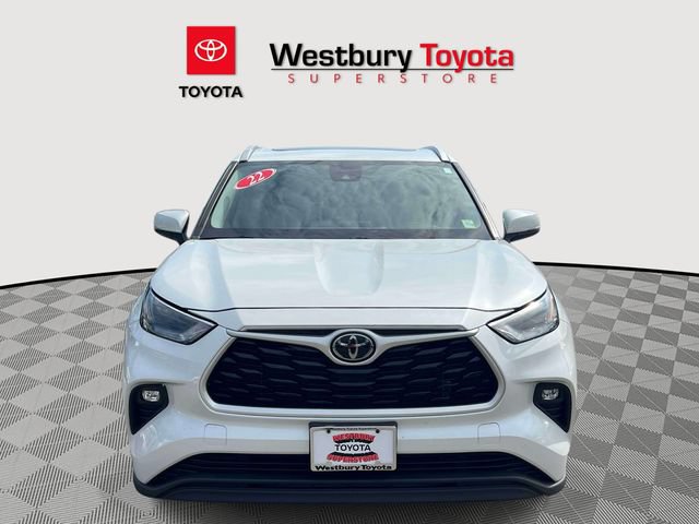 Used 2022 Toyota Highlander XLE AWD/4WD image 3