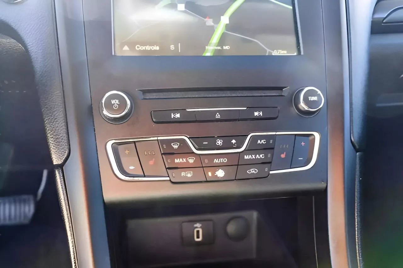 Used 2018 Ford Fusion SE w/ Equipment Group 201A FWD image 16