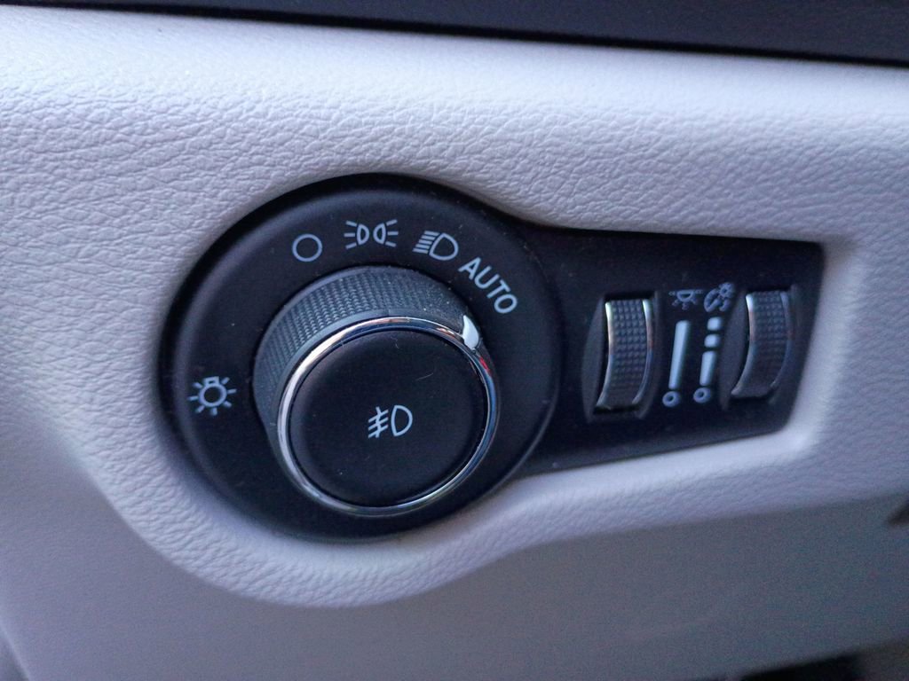 Used 2023 Chrysler Pacifica Touring-L image 24