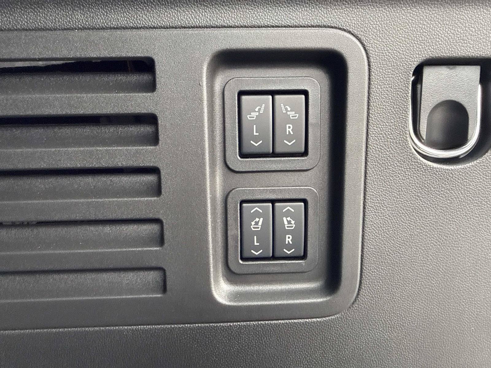 Used 2026 Chevrolet Traverse RS FWD image 33