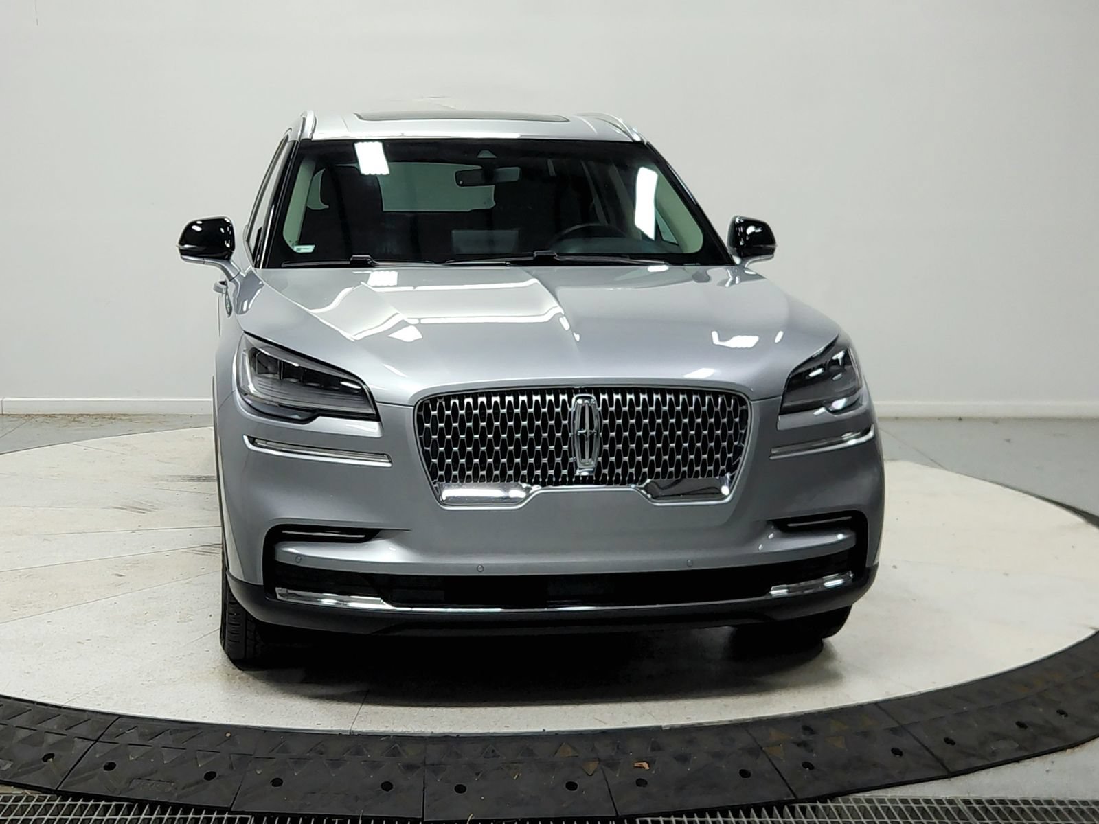 Used 2023 Lincoln Aviator AWD w/ Premium Package image 3