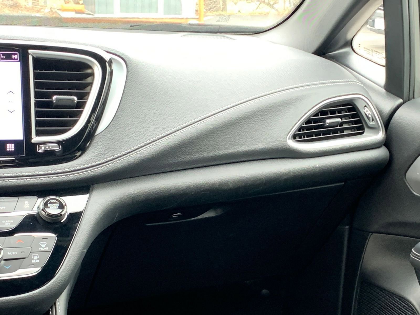 Used 2025 Chrysler Pacifica Limited image 39