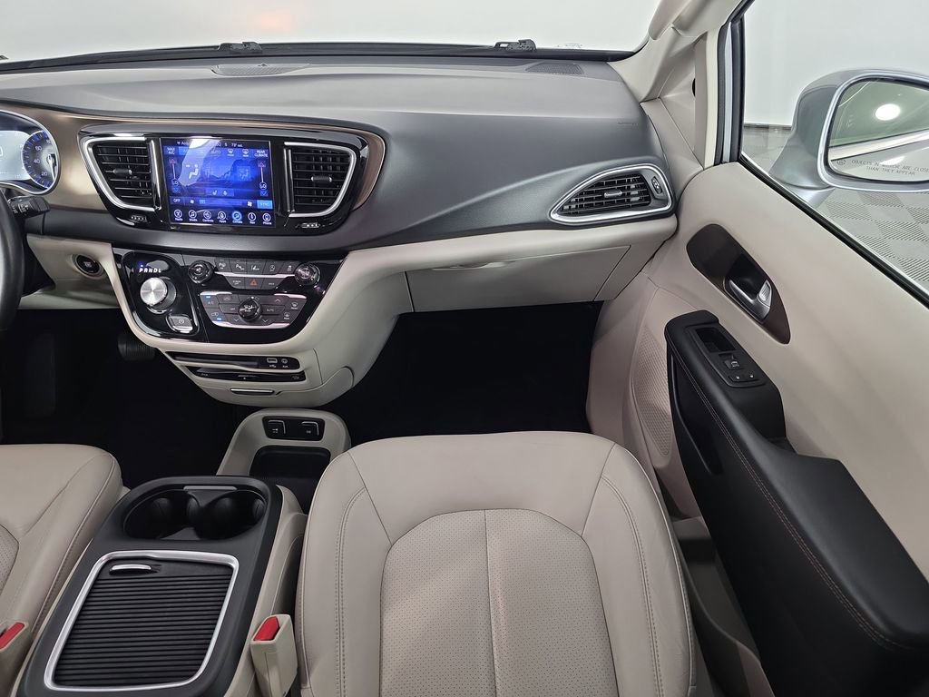 Used 2017 Chrysler Pacifica Touring-L Plus w/ Advanced Safetytec Group image 16