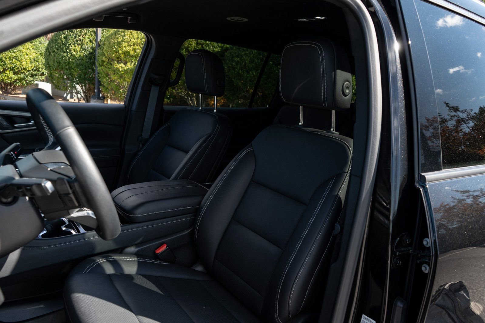 Used 2025 Chevrolet Traverse LT image 15