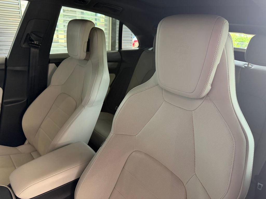 Certified 2024 Porsche Macan 4 Electric AWD/4WD image 5