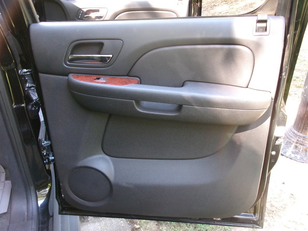 Used 2013 Chevrolet Avalanche LTZ RWD image 24