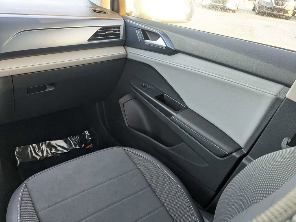 Used 2024 Volkswagen Taos SE image 17