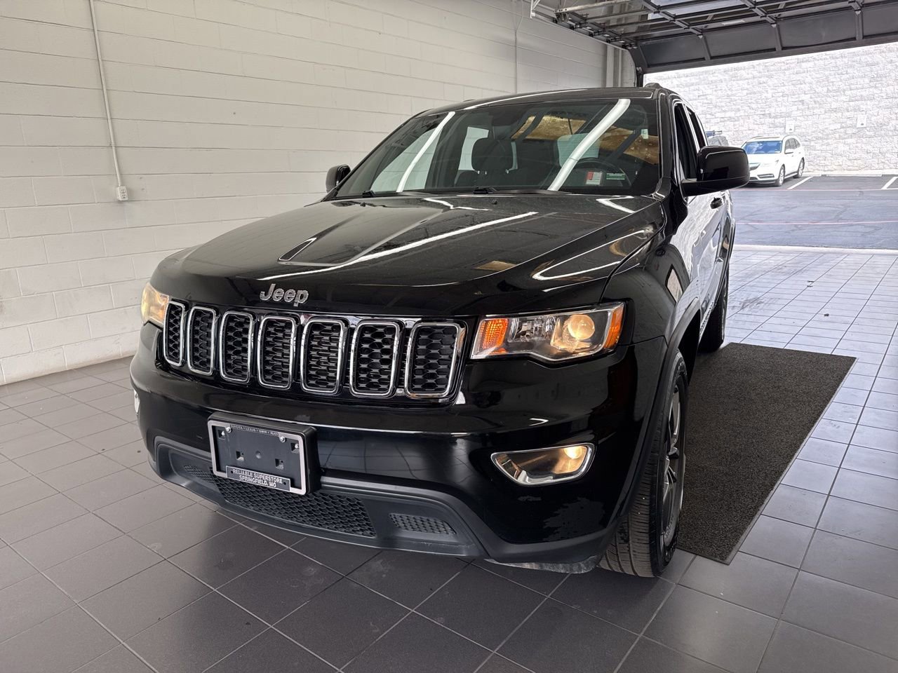 Used 2018 Jeep Grand Cherokee Laredo image 3