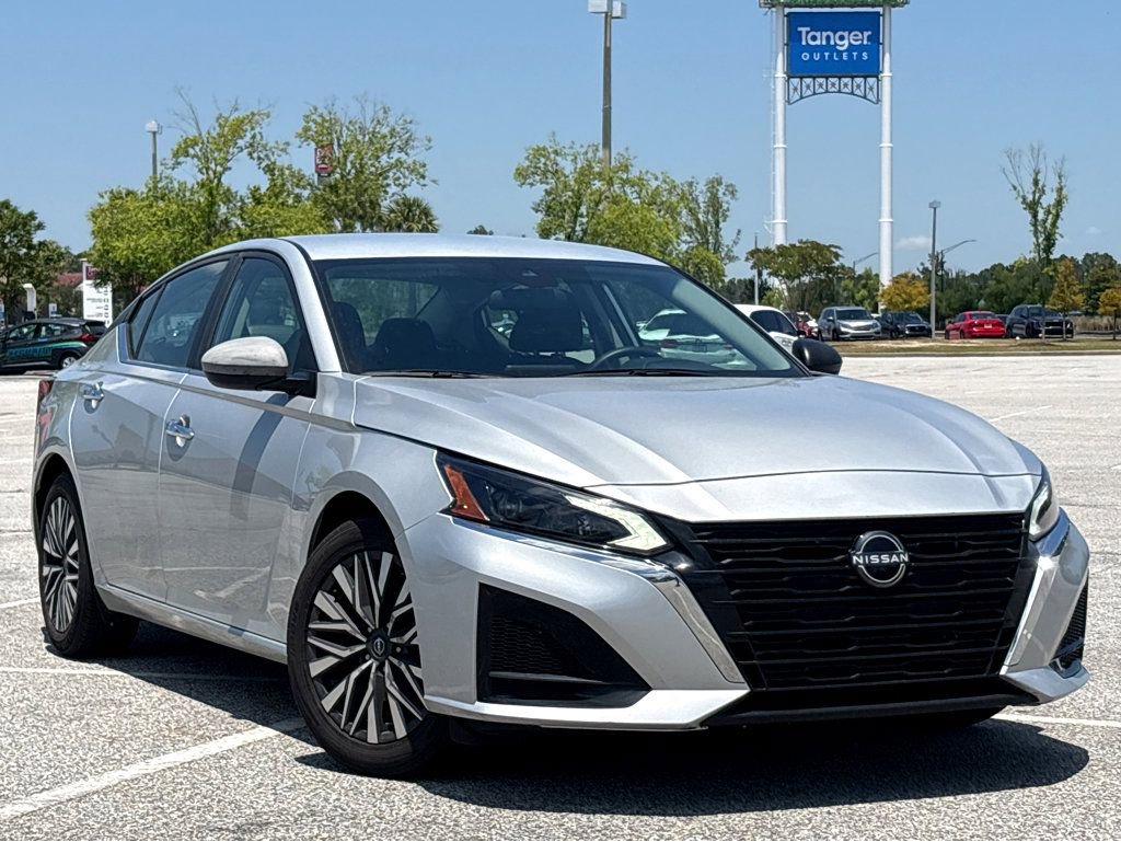 Used 2024 Nissan Altima 2.5 SV FWD image 1