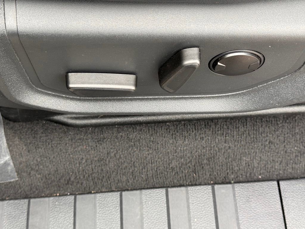 Certified 2022 Ford F250 Lariat w/ Black Appearance Package image 18