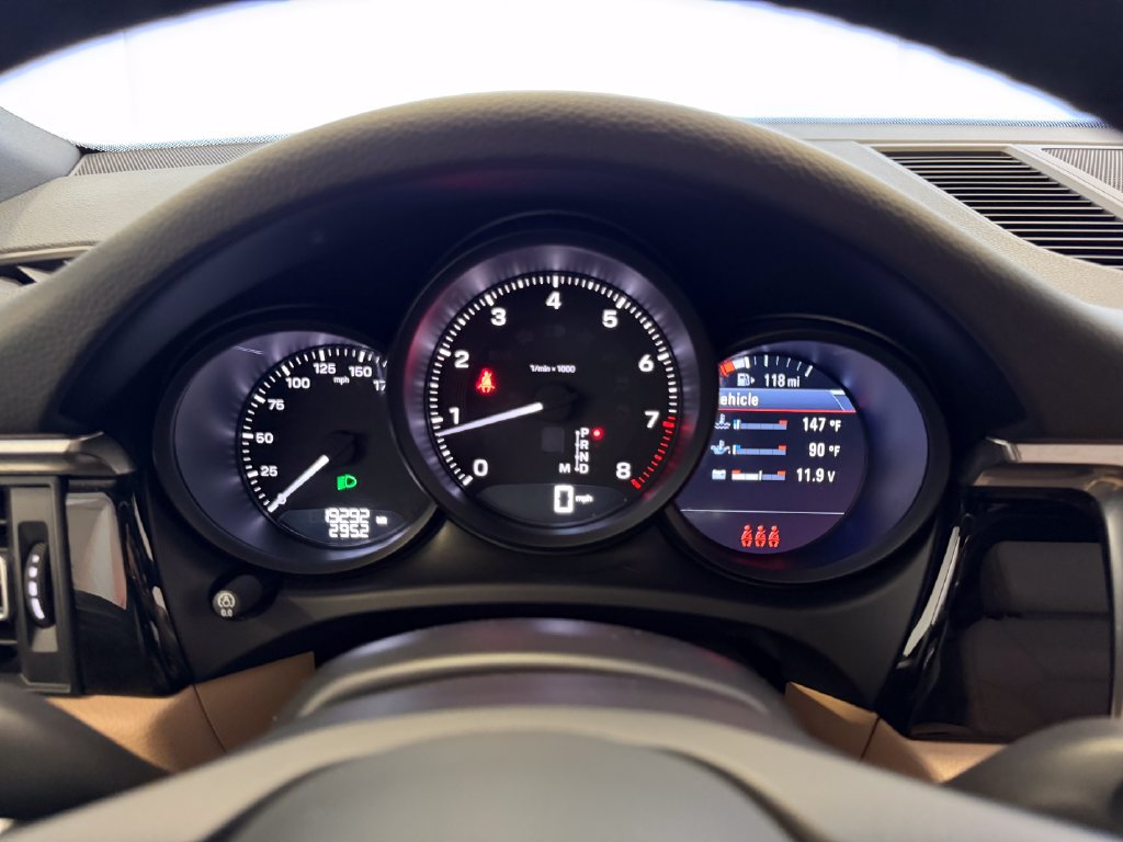 Certified 2024 Porsche Macan AWD/4WD image 21
