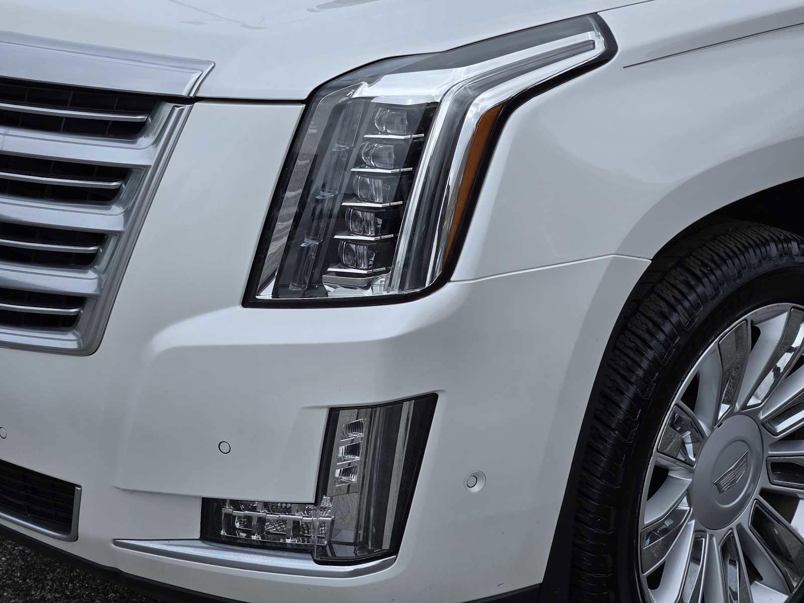 Used 2019 Cadillac Escalade ESV Platinum AWD/4WD image 9
