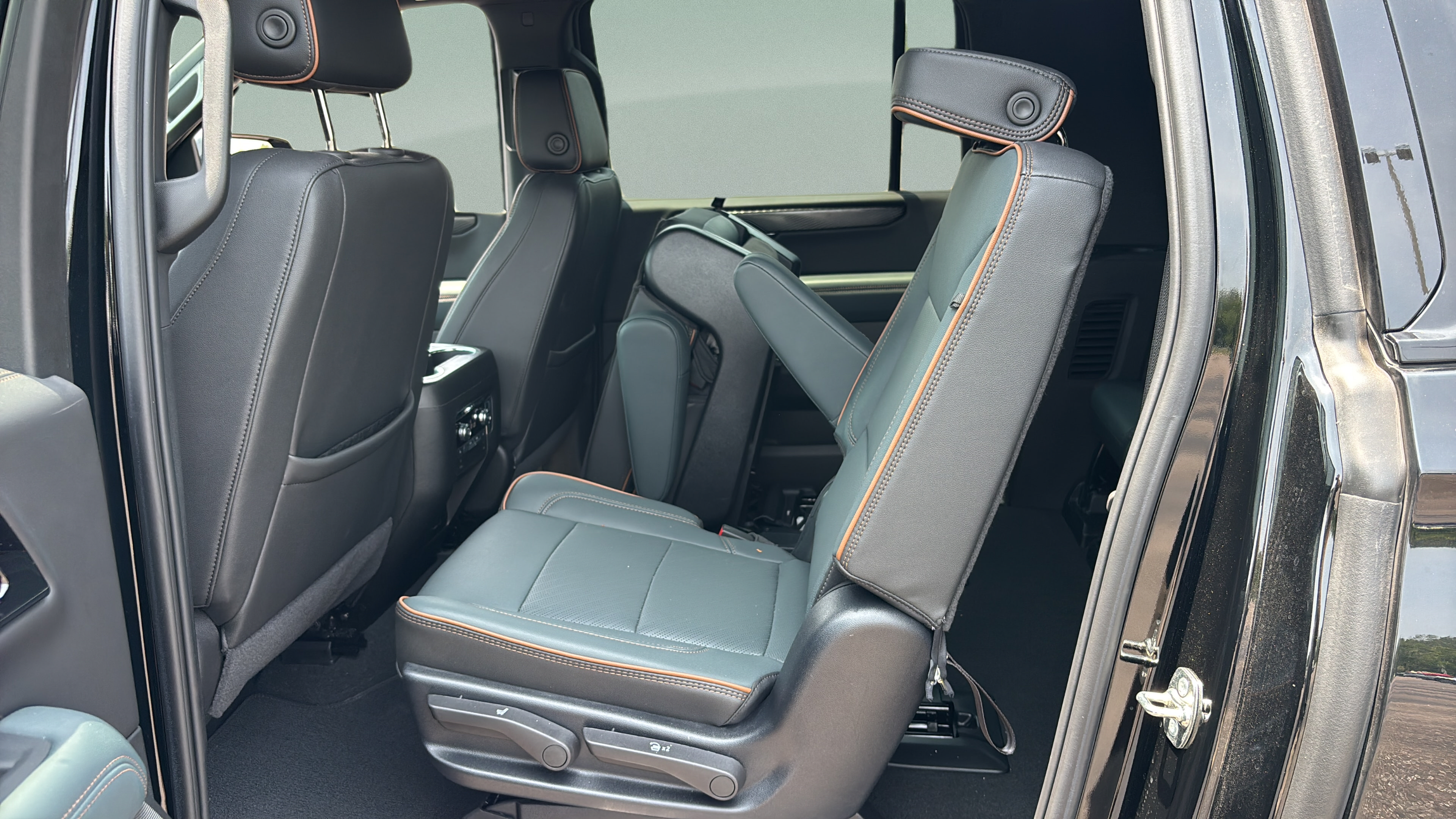 Used 2025 GMC Yukon XL AT4 AWD/4WD image 10