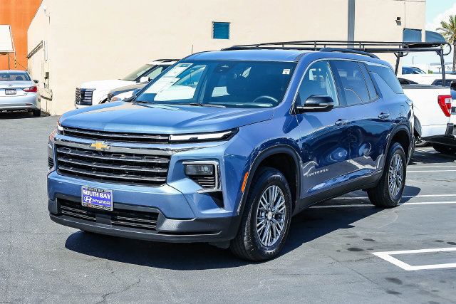 Used 2025 Chevrolet Traverse LT AWD/4WD image 3
