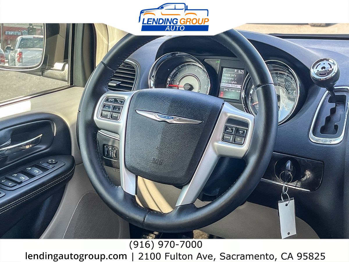 Used 2016 Chrysler Town & Country Touring image 13