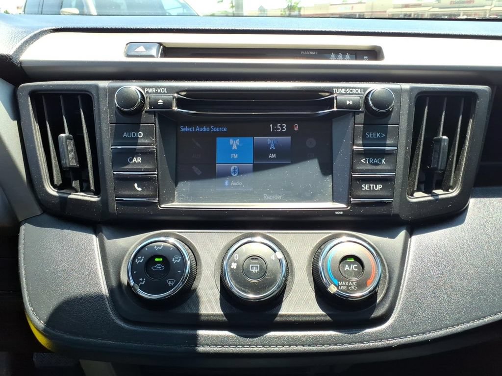 Used 2018 Toyota RAV4 LE FWD image 8