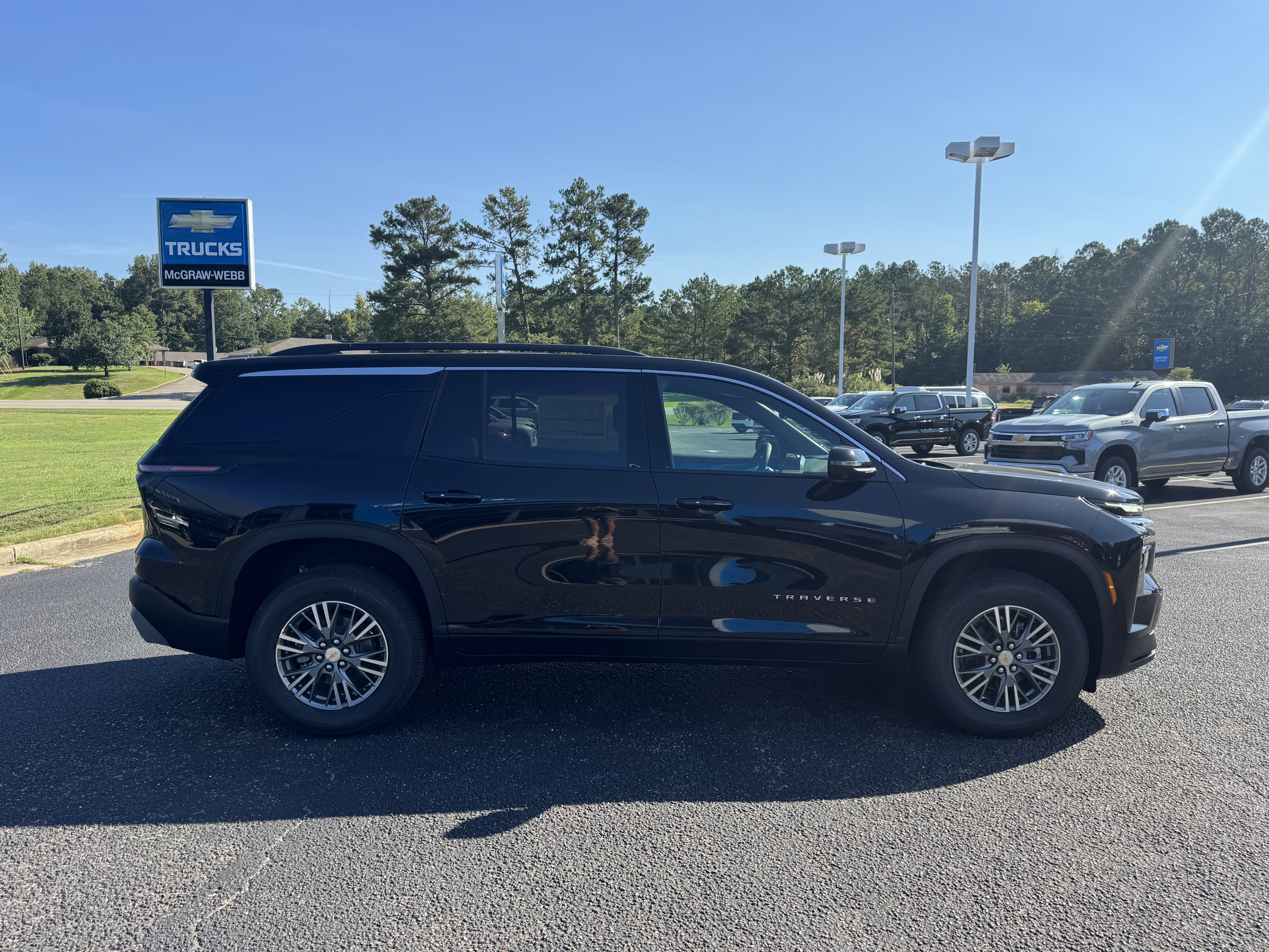 New 2026 Chevrolet Traverse LT w/ Driver Confidence Package image 2