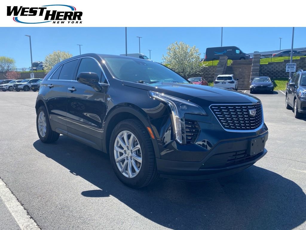 Used 2023 Cadillac XT4 Luxury w/ Cold Weather Package FWD image 1