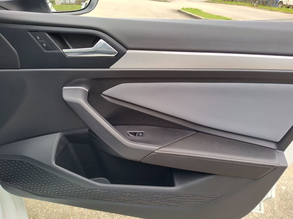 Used 2025 Volkswagen Jetta SE w/ Black Wheel Package image 31