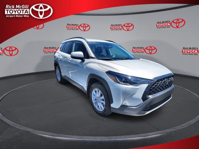 Used 2024 Toyota Corolla Cross LE FWD image 2