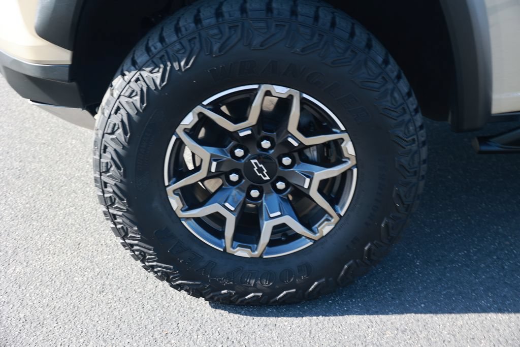 Used 2024 Chevrolet Colorado ZR2 w/ Technology Package AWD/4WD image 11