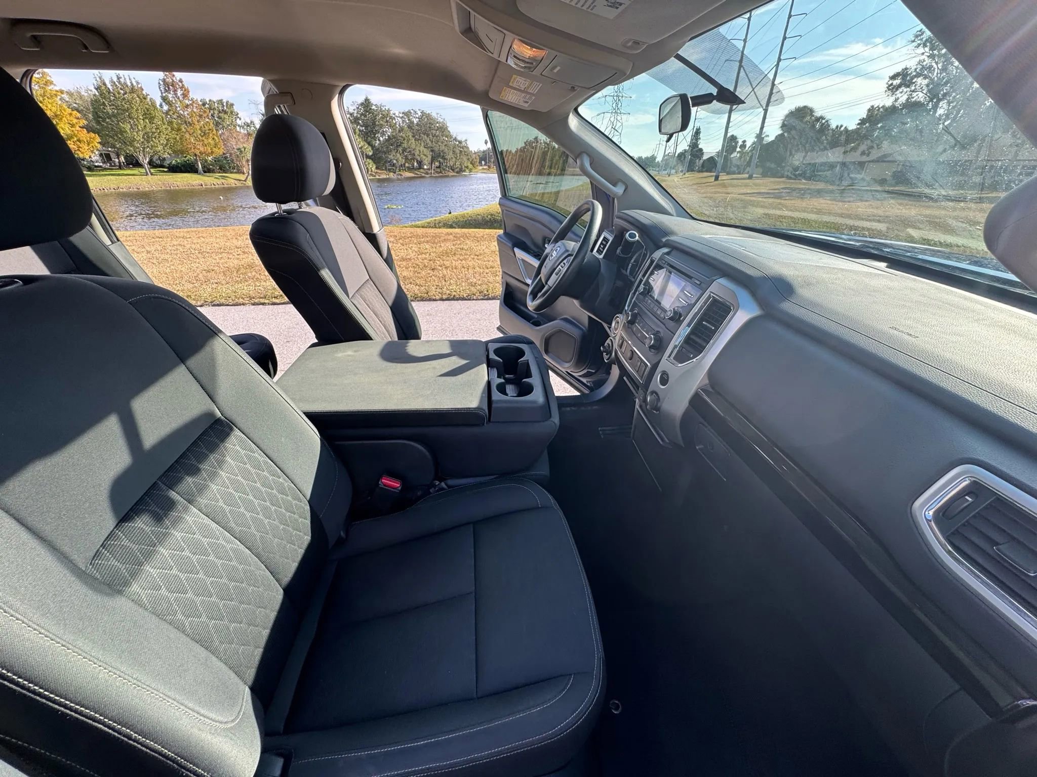 Used 2018 Nissan Titan SV image 11