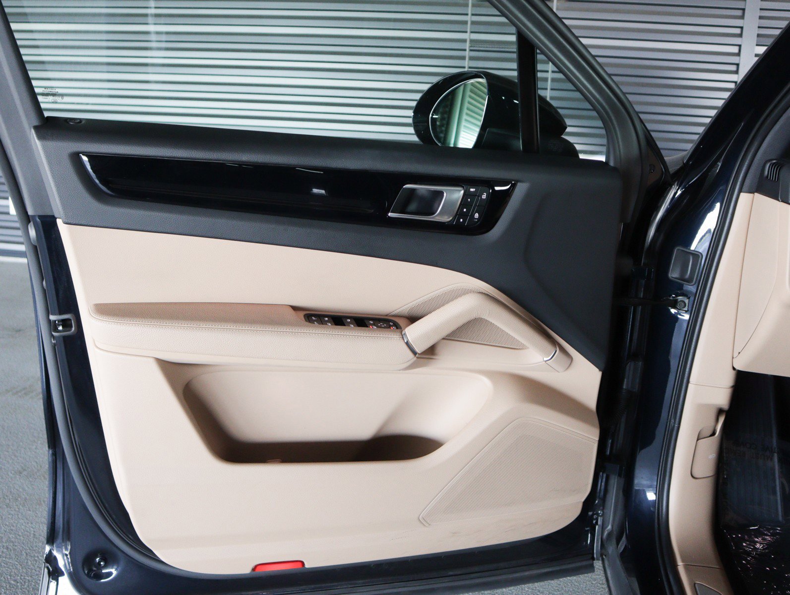 Certified 2023 Porsche Cayenne AWD/4WD image 21