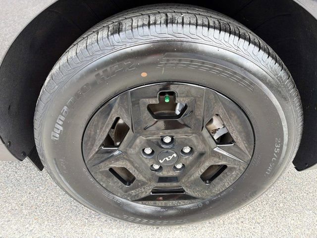 Used 2025 Kia Carnival FWD image 30