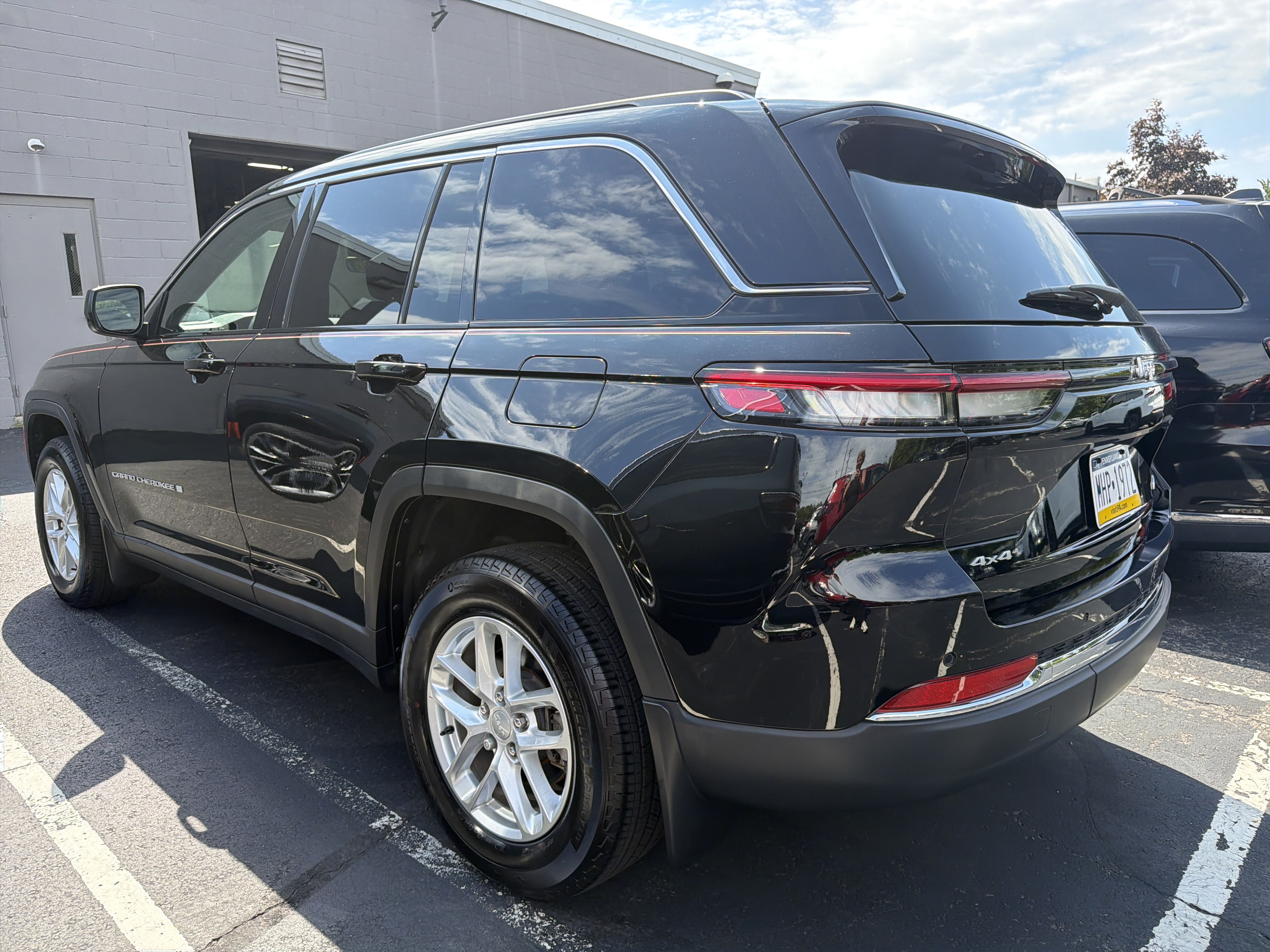 Used 2025 Jeep Grand Cherokee Laredo X w/ Luxury Tech Group I AWD/4WD image 5