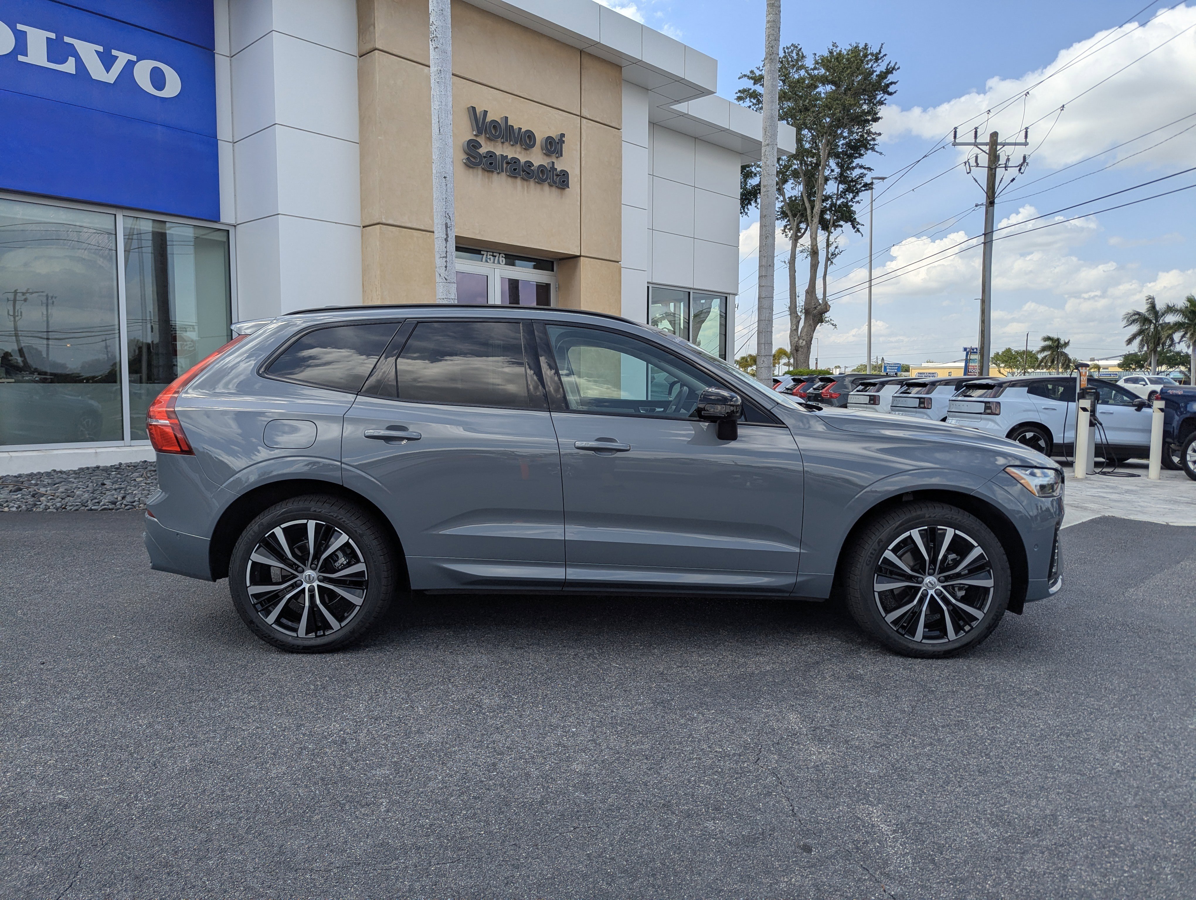 Used 2024 Volvo XC60 B5 Plus w/ Protection Package Premier AWD/4WD image 3