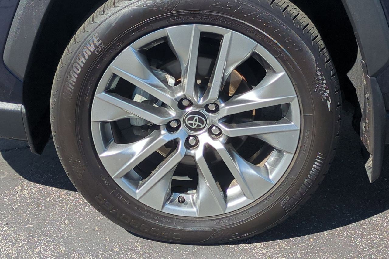 Used 2022 Toyota RAV4 XLE Premium image 27