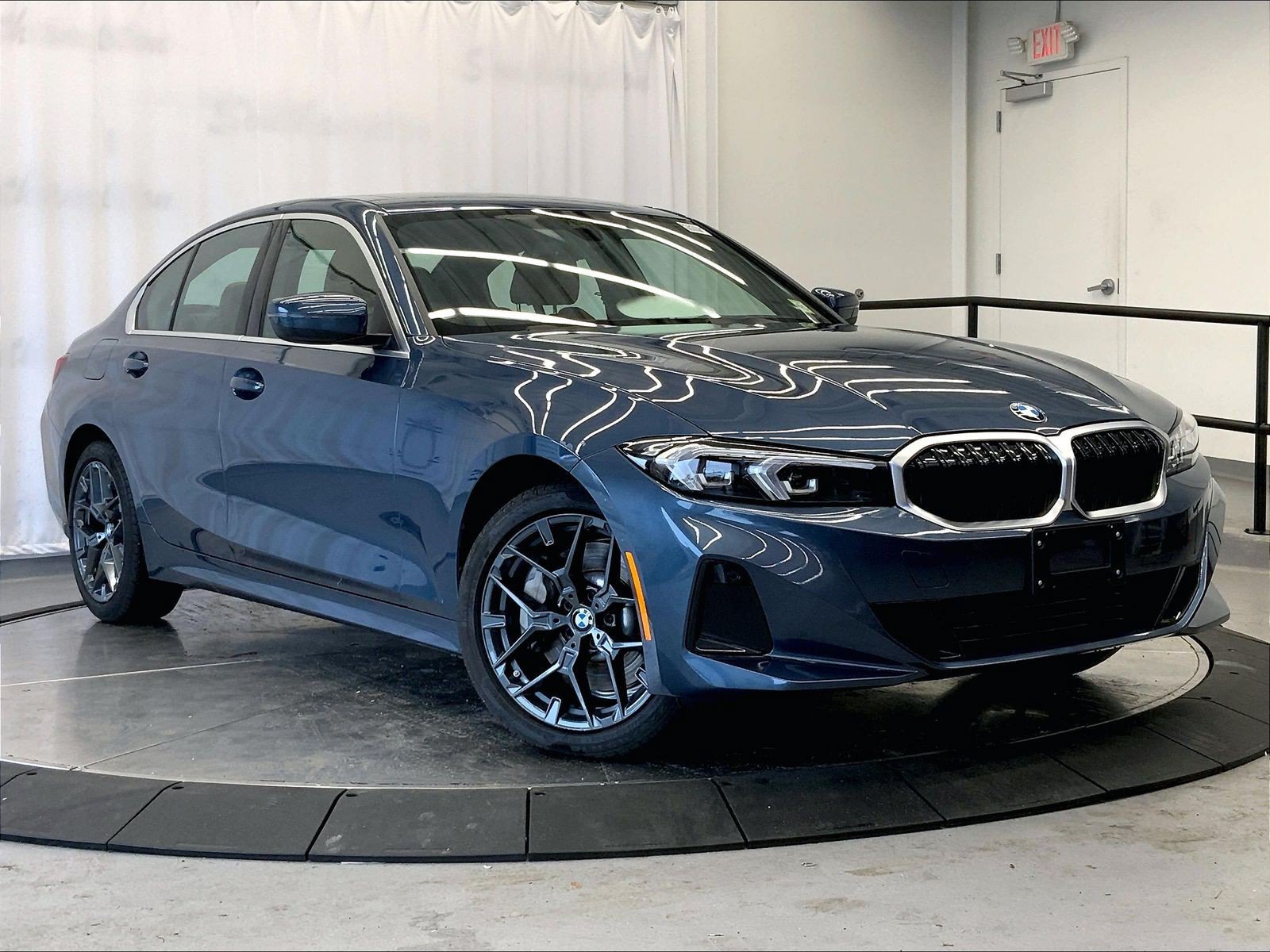 Used 2025 BMW 330i xDrive Sedan w/ M Sport Package AWD/4WD image 9
