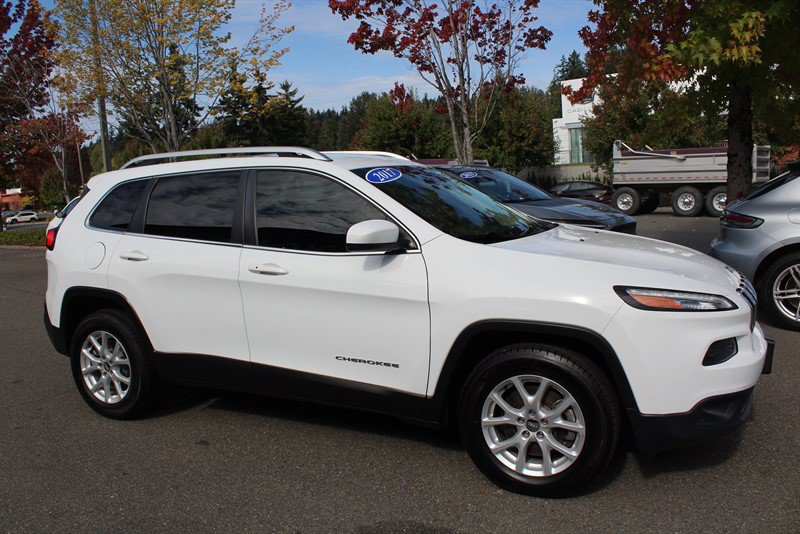 Used 2017 Jeep Cherokee Latitude w/ Comfort/Convenience Group AWD/4WD image 6