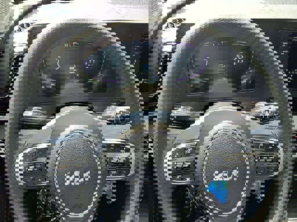 Used 2025 Kia Sportage LX image 18