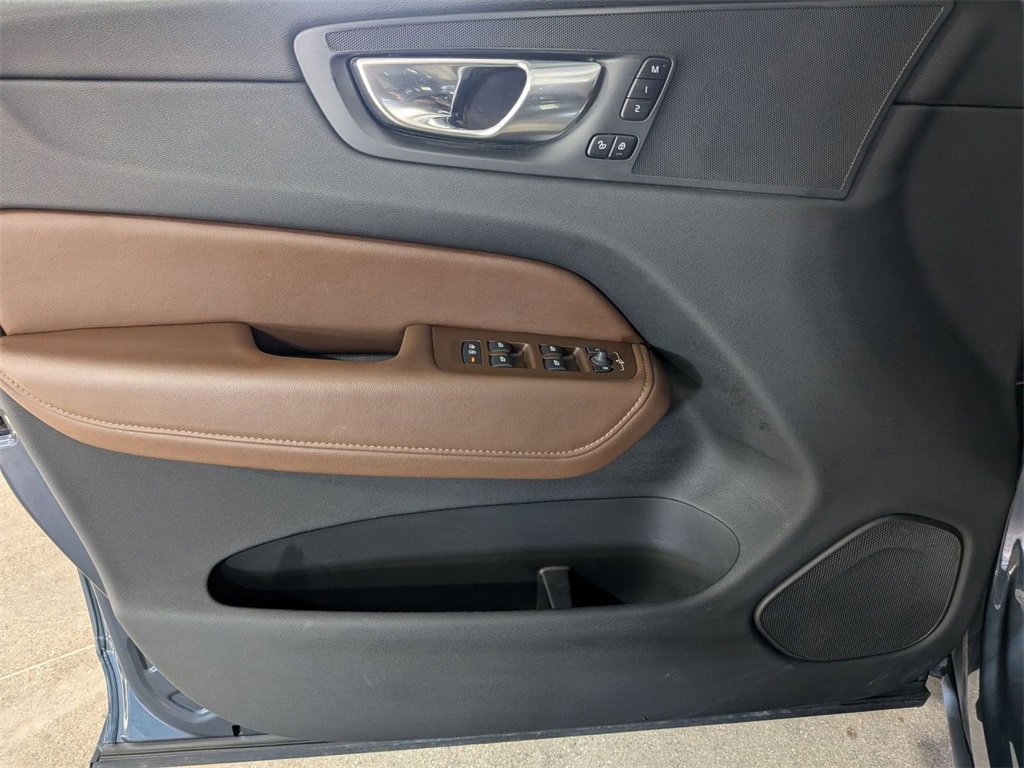 Used 2023 Volvo XC60 B5 Plus image 21