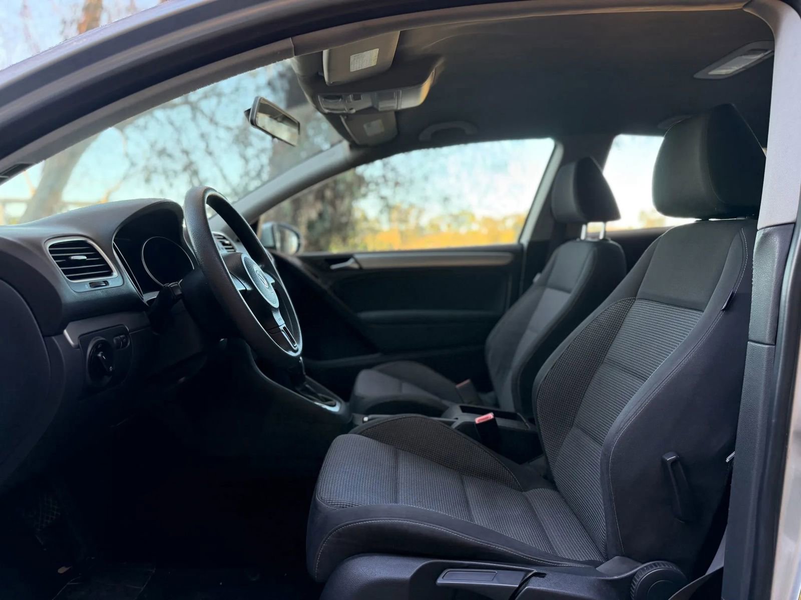 Used 2012 Volkswagen Golf 2-Door FWD image 8