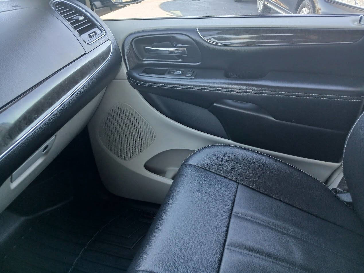 Used 2016 Chrysler Town & Country Touring image 4