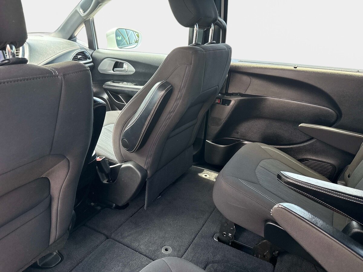 Used 2021 Chrysler Pacifica Touring w/ S Appearance Package FWD image 13