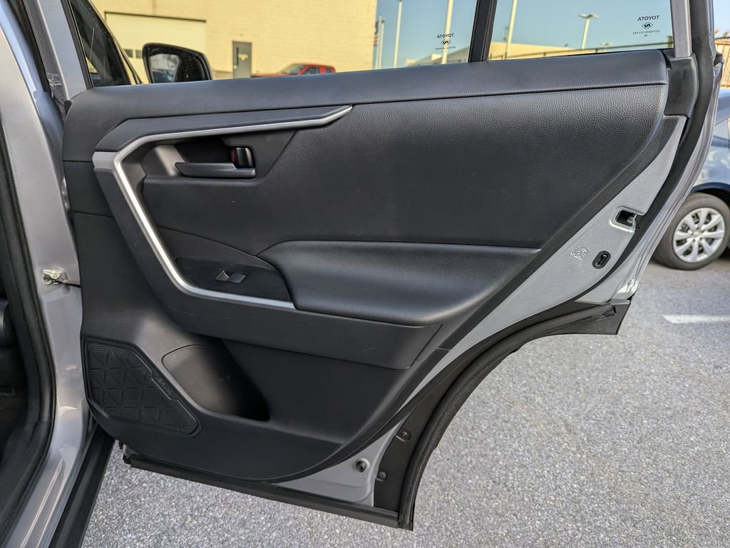 Used 2021 Toyota RAV4 LE AWD/4WD image 40