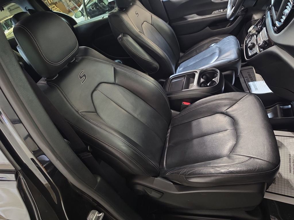 Used 2020 Chrysler Pacifica Touring-L w/ S Appearance Package image 25