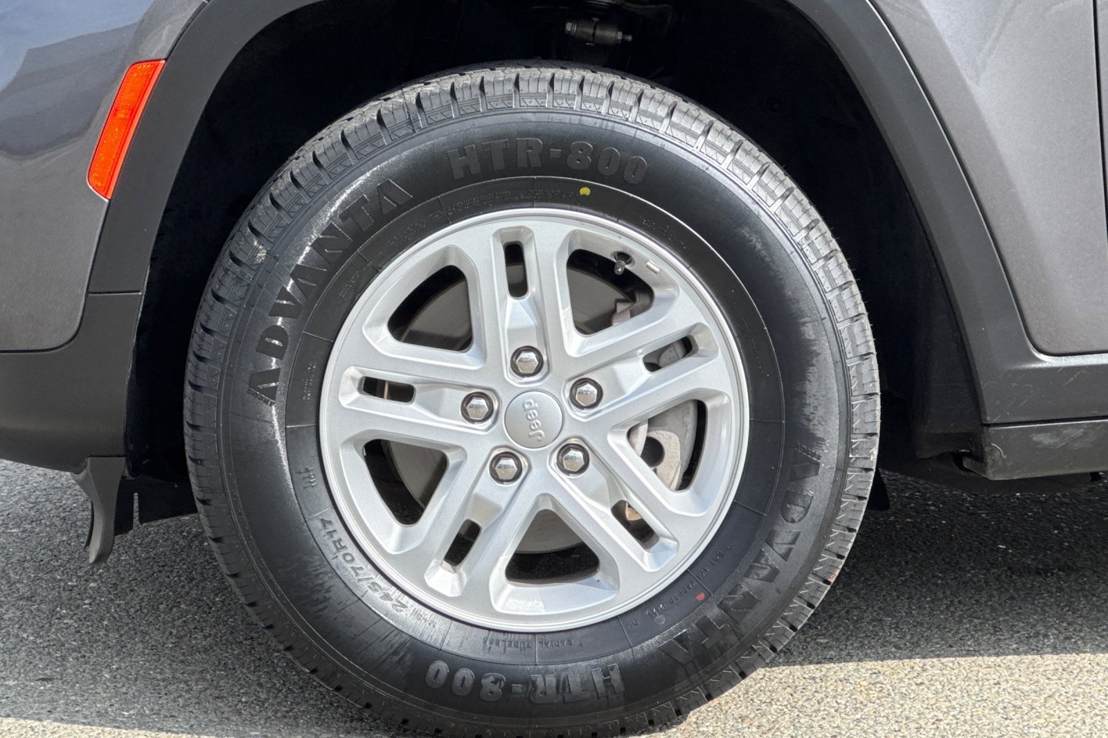 Used 2023 Jeep Grand Cherokee Laredo image 32