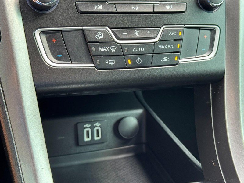 Used 2020 Ford Fusion SE FWD image 19