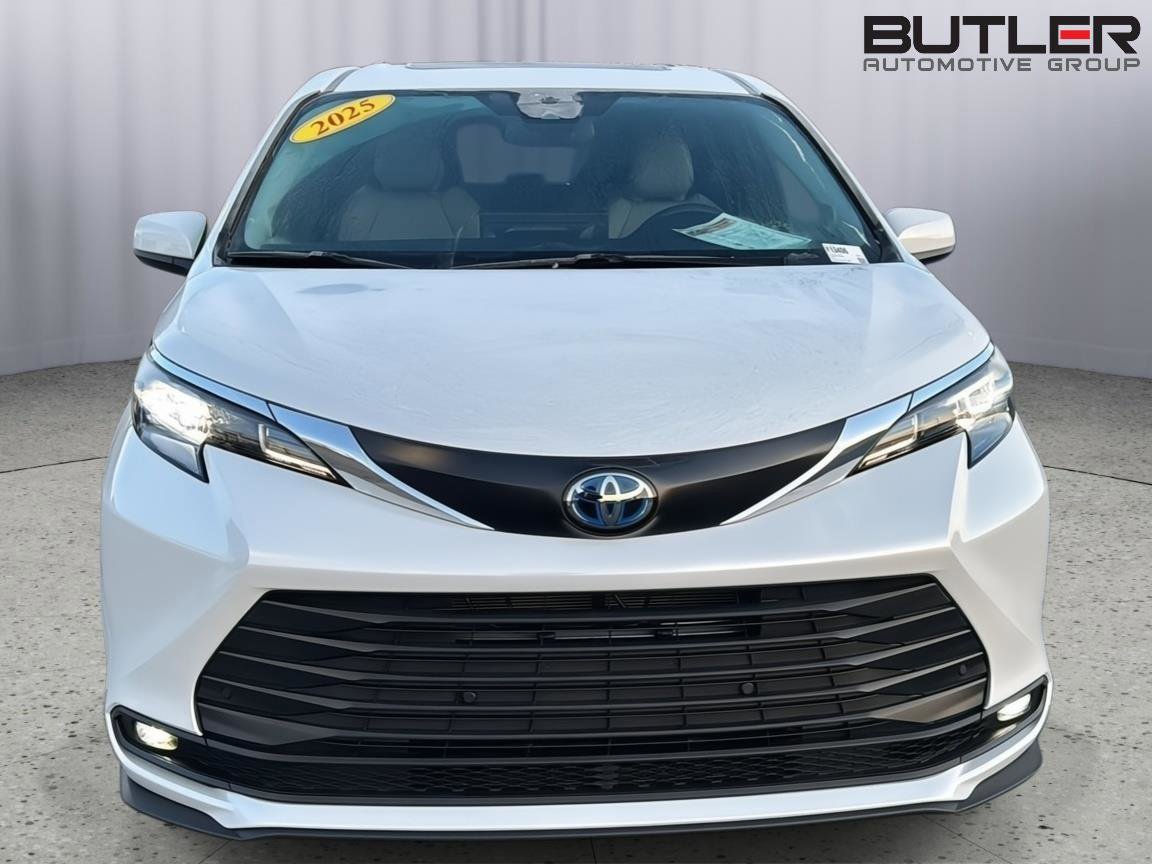 Used 2025 Toyota Sienna XLE w/ XLE Plus Package FWD image 7