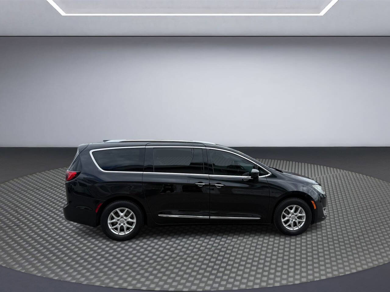 Used 2020 Chrysler Pacifica Touring-L FWD image 8